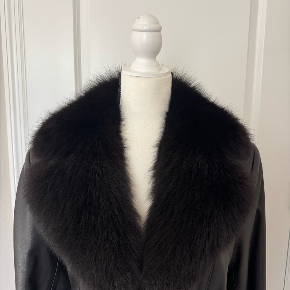 Luxurious Black Fur-Trimmed Leather Jacket - Picture 2 of 7